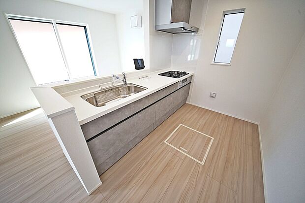 お料理中でもリビングの様子を見守れるので安心な対面タイプのキッチン