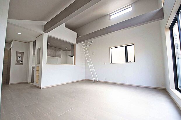 <当社分譲施工例>吹抜けを配した開放感あるLDK