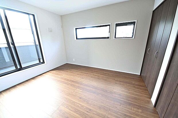全居室2面採光でお部屋が明るく、便利な全居室収納付きで整理整頓が捗ります