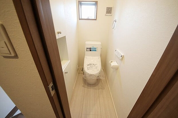 【2号棟　トイレ】トイレに壁面収納・ウォシュレット付です