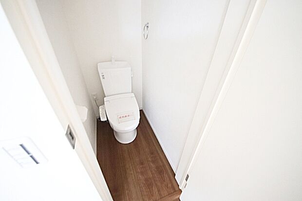 【トイレ】白を基調とした清潔感あるトイレ
