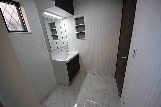 【当社分譲済施工例 独立洗面所】吊戸棚をはじめ、様々なタイプの収納を備えた洗面台