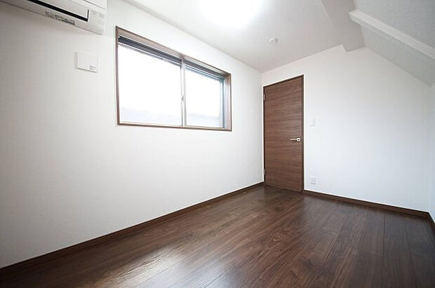 【洋室】全居室二面採光で風通しが良く快適に過ごせます