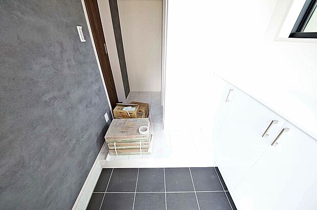 【1号棟　玄関】玄関がスッキリするシューズボックスがあります