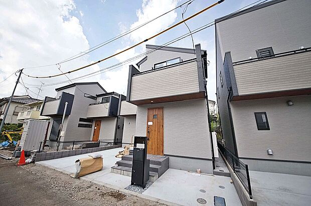 【2号棟　外観】車の出し入れがしやすいオープン外構