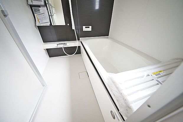 【2号棟　浴室】浴室乾燥機付で、雨の日が続く時、花粉の時期にも安心してお洗濯できます