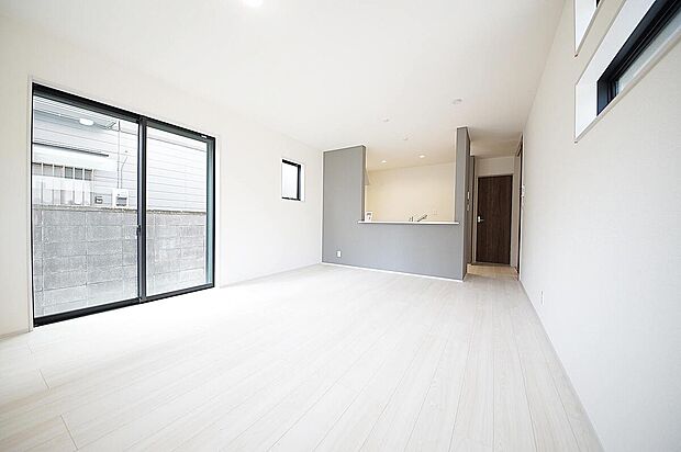 【（2号棟）リビング】3面採光の明るい陽射しがたっぷりの空間でお寛ぎください