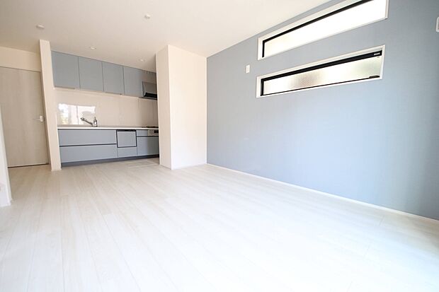 【2号棟 リビング】家族のコミュニケーションを育むリビングイン階段を配したLDKでゆったりとお寛ぎください