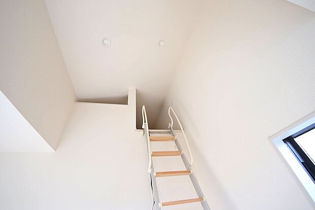 【1号棟 収納】小屋裏収納があり季節の衣類や趣味のもの等をスッキリ収納!