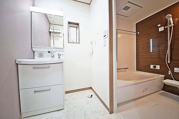 【独立洗面台】二面鏡裏収納には化粧品や洗面用品類をすっきり整理できます