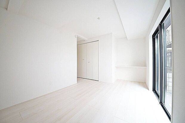 【洋室】ウォークインクローゼットがあるので、大切なお洋服も綺麗に収納できます