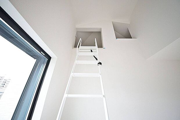 【A号棟　収納】ロフトは季節の衣類や趣味のもの等をスッキリ収納！