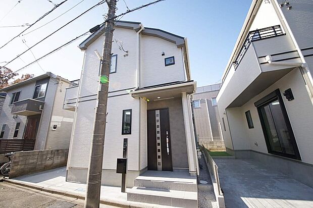 【B号棟　外観】徒歩10分圏内に小中学校・スーパー・コンビニ・ドラッグストア・公園など周辺環境充実