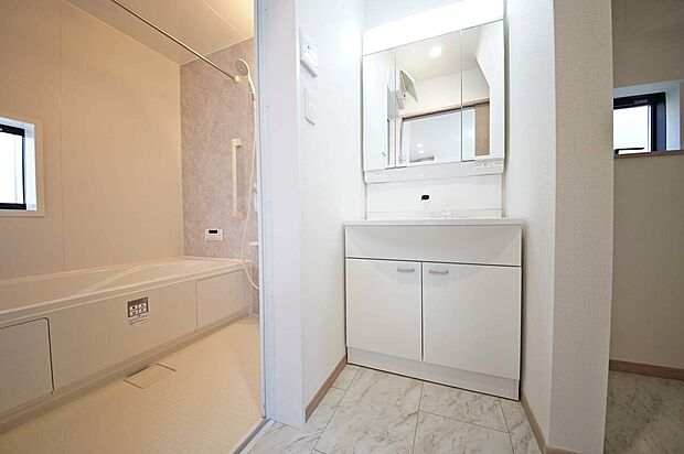 【A号棟　洗面台】三面鏡の後ろにも収納があるので洗面台まわりの細々したアイテムを整理整頓出来ます