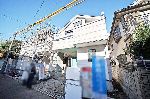 【外観】南道路で日当たり良好!全室二面採光で室内の明るさアップ