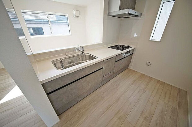 【キッチン】人気の対面キッチン、キッチン越しに会話を楽しみながら、いつものお料理をもっと楽しく