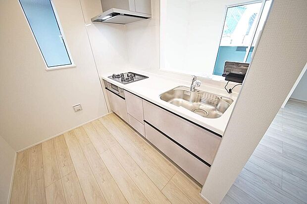 【キッチン】カウンターキッチンからリビングが見渡せるので、お子さまの様子を見ながらお料理ができます