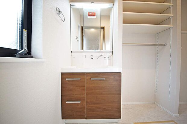 【洗面台】ハンガーパイプを備えた洗面室、少量の洗濯物を乾かすスペースが便利です