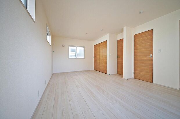 【洋室】収納や扉を二つづつ備えた、将来の家族構成の変化に対応出来る間仕切り可能な居室