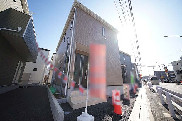 【2号棟　外観】明るい陽射しと爽やかな風を呼び込む南向きのお住まい