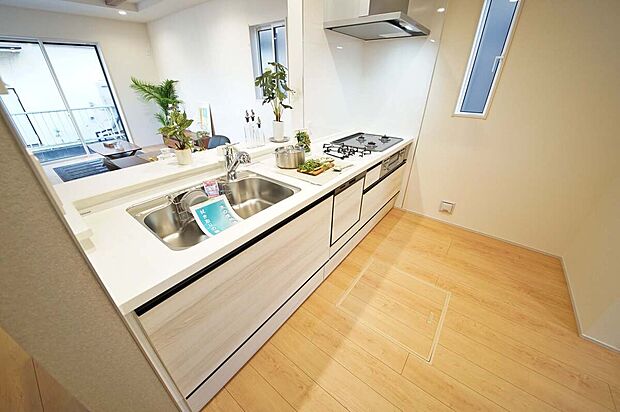 【キッチン】食事の後片付けがスムーズになる食洗機や可動棚を備えたパントリー付きのキッチン