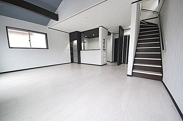 【当社分譲済施工例　リビング】家族の交流が生まれるリビングイン階段