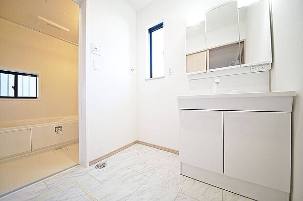 【洗面台】白を基調とした清潔感ある洗面台、鏡の後ろは便利な収納付きです