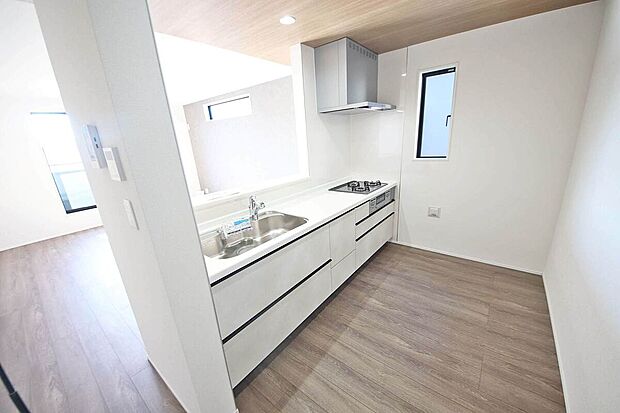 【キッチン】カウンターキッチンからリビングが見渡せるので、お子さまの様子を見ながらお料理ができます