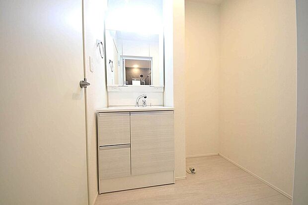 【独立洗面台】白を基調とした清潔感ある洗面台、シャワー型ヘッド水栓仕様ですので、お掃除にも便利