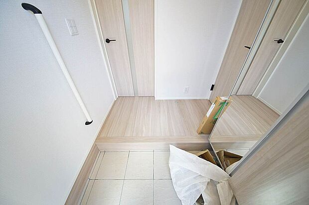 【玄関】全身が映る鏡はお出かけ前の身だしなみチェックに便利