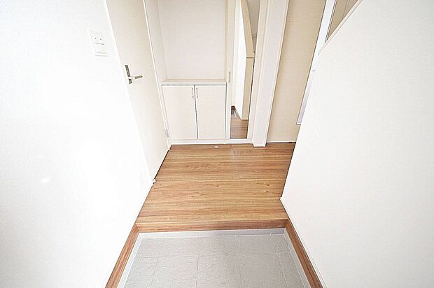 【玄関】シューズボックスに季節のお花やお気に入りの小物を置いて楽しむのもいいですね