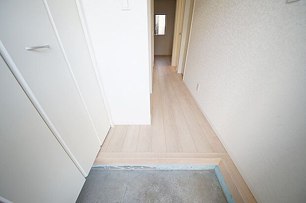 【玄関】家族の靴をスッキリ収納できるシューズボックスを配した玄関