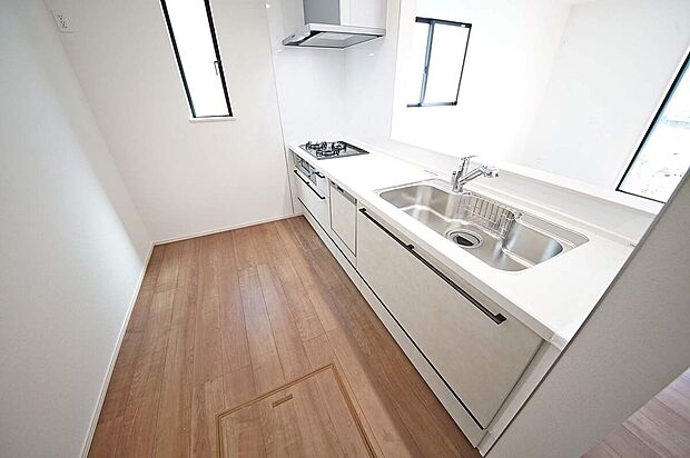 【キッチン】カウンターキッチンからリビングが見渡せるので、お子さまの様子を見ながらお料理ができます