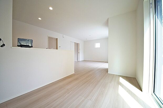 【リビング】様々なインテリアと相性が良いナチュラルな色調の空間