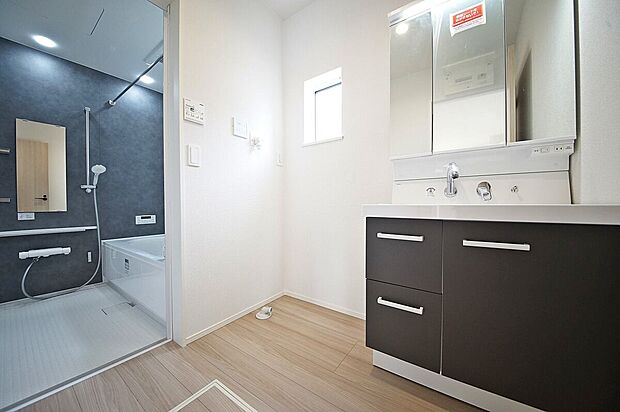 【洗面台】洗面台の収納扉にダークカラーを配した洗面室、浴室との統一感を演出