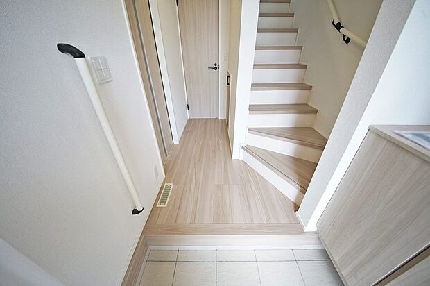 【玄関】ベビーカーや大型のレジャー用品等を気軽に置ける、オープンタイプのSICを配した玄関