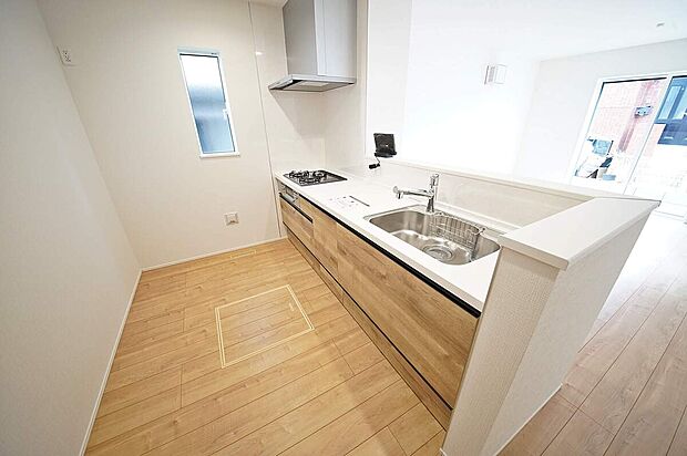 【キッチン】ご家族との会話も弾む浄水器付きの対面キッチン、床下収納があるのでたくさん買物をしても安心です