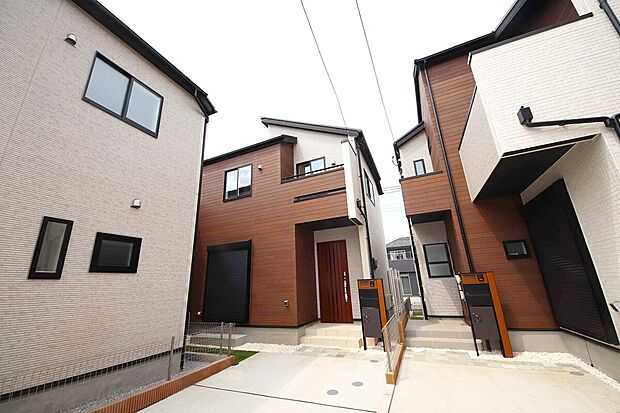 【外観】(3号棟　外観)ナチュラルなブラウン×ホワイトのツートンカラー、あたたかみのある外観が魅力的ですね
