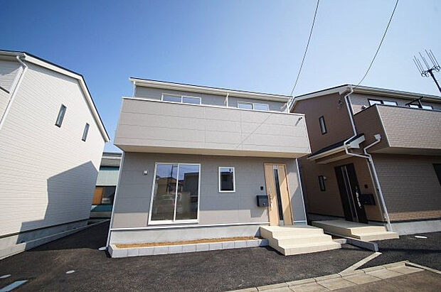 【2号棟　外観】車を停めやすく開放感あるオープン外構