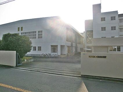 第六中学校 約2300m