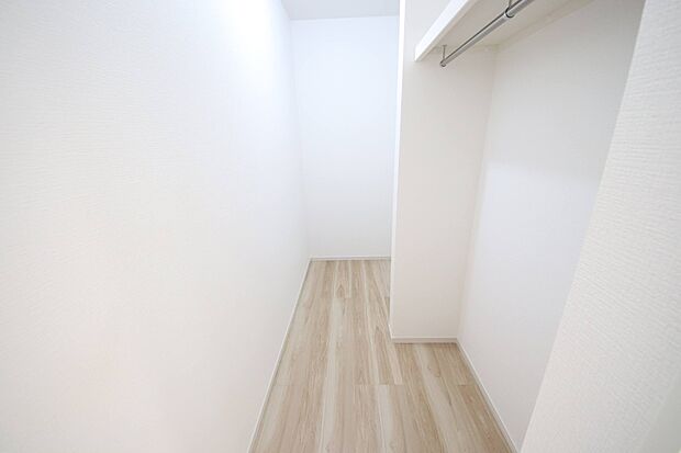 【収納】洗面室に隣接するファミリークローク、家族の衣類を一カ所にまとめて収納出来るので家事動線がスムーズになります