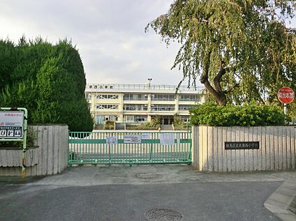 大泉西小学校 約649m