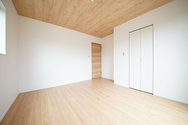 【洋室】全居室二面採光＋収納完備、どのお部屋も風通しが良く整理整頓が捗ります