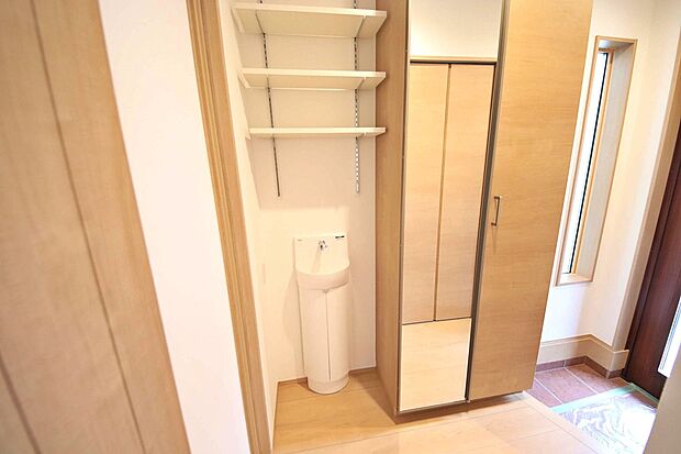 【玄関】オープンタイプの可動棚や手洗いカウンターを配した玄関ホール