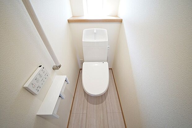 【トイレ】いつでも安心して利用出来る手すり付きのトイレ