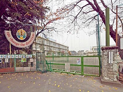 第一小学校 約614m