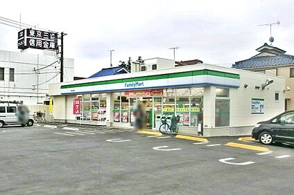 ファミリーマート 約294m