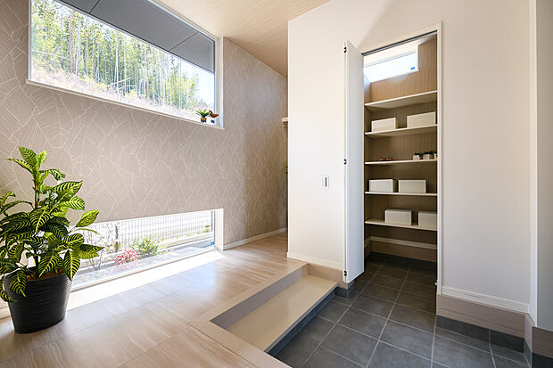 【【施工例／玄関】】内観の第一印象を左右する玄関は、安心感のある空間づくりを重視しています。広いシューズクロークで整頓され、余裕と優雅さを感じられるデザインです。