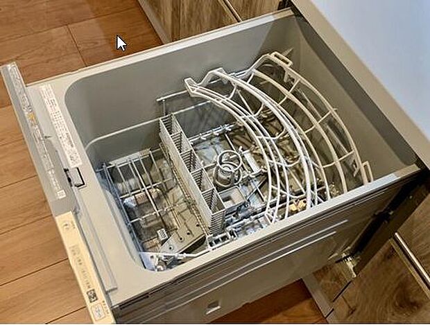 【【食器洗い乾燥機】】食器洗い乾燥機は経済的！約5人分(37点)の食器が洗え、基本的な洗浄機能を備えています。家事が軽減されるだけでなく水や光熱費の節約にも！