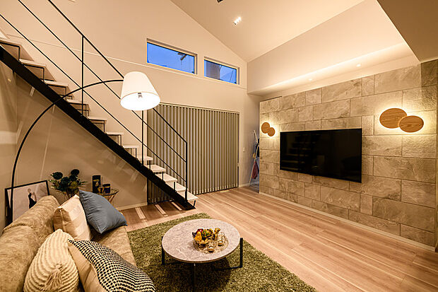 【【施工例／LDK】】窓から差し込む温かな陽光が、くつろぎのひと時を明るく演出します。心地良い空間には自然と家族も集まります。